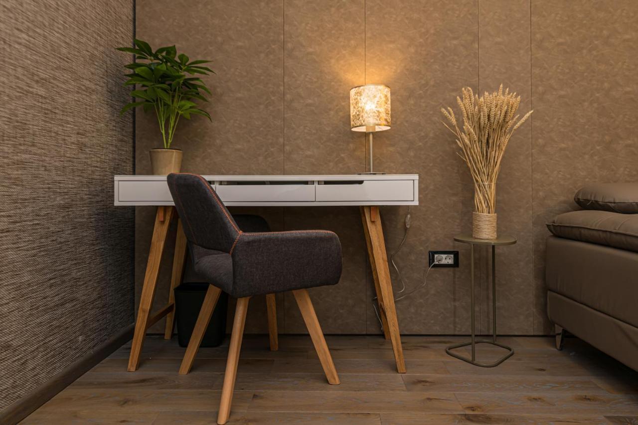Promenada Studios Brasov Bagian luar foto