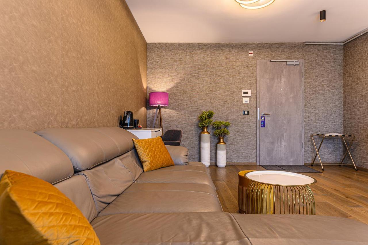 Promenada Studios Brasov Bagian luar foto